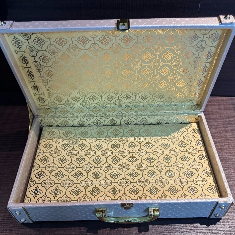 ❤️ Luxurious One of a kind! Gold and Cream Patterned Box.